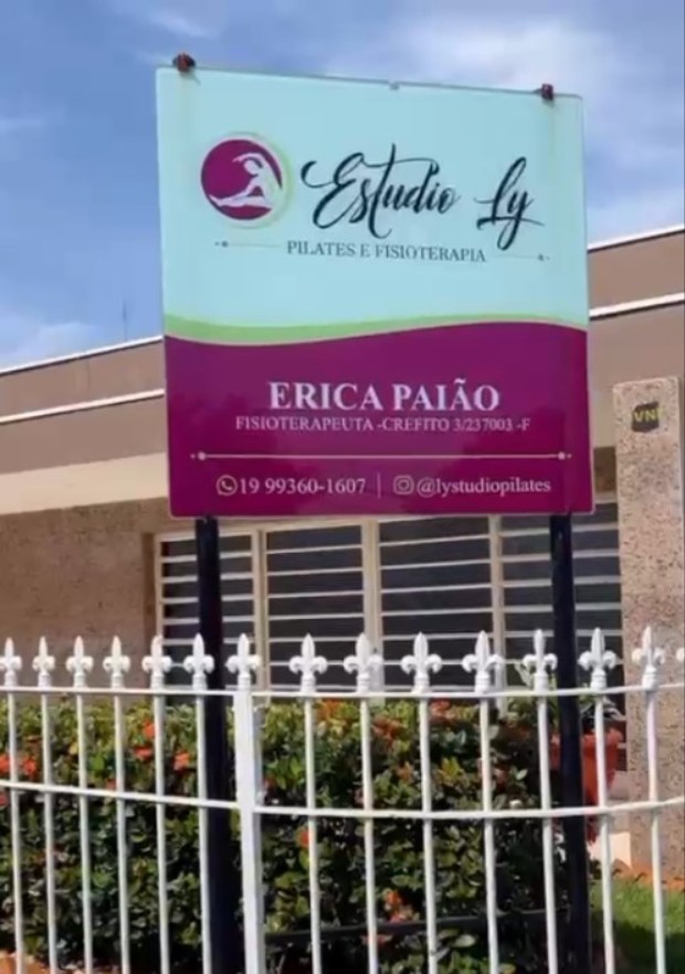 Fachada do Estúdio Ly com placa